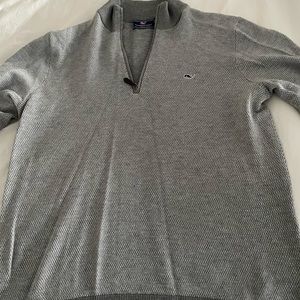 Men’s vineyard vines zip neck sweater.